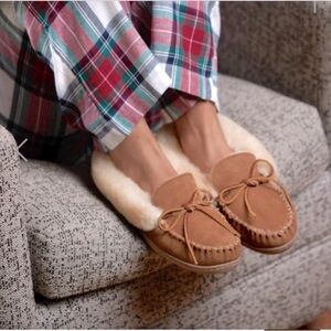 Minnetonka Alpine sheepskin slipper size 8